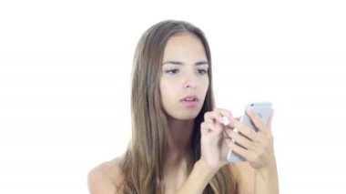 Kadın Smartphone, beyaz arka plan kullanarak meşgul