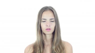 Bir yana, beyaz arka plan gösteren işaret eden kadın