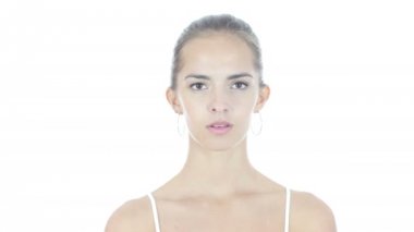 Genç kadın, beyaz arka planı kapat