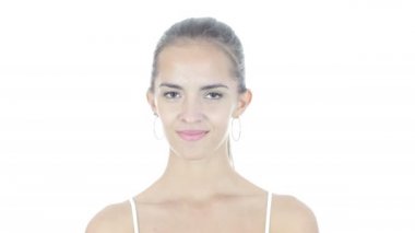 Gülümseyen genç kadın, beyaz arka plan yakın çekim