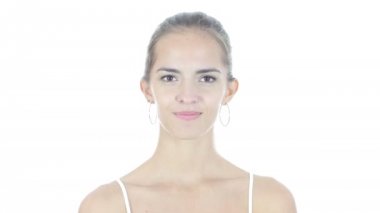 Genç güzel kadın, beyaz arka plan ile uçan öpücük