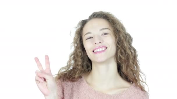 Gyönyörű nő találat győzelem jele, fehér háttér portréja — Stock videók