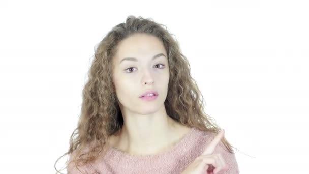 Bir yana, beyaz arka plan gösteren işaret eden kadın — Stok video