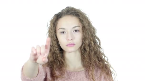 Mulher apontando para a câmera, fundo branco — Vídeo de Stock