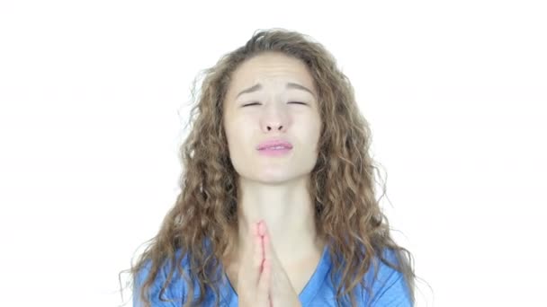 Γυναίκα προσεύχεται, ελπίζοντας για το καλύτερο, συγχώρεση, λευκό φόντο — Αρχείο Βίντεο