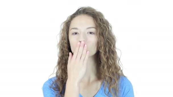Genç güzel kadın, beyaz arka plan ile uçan öpücük — Stok video