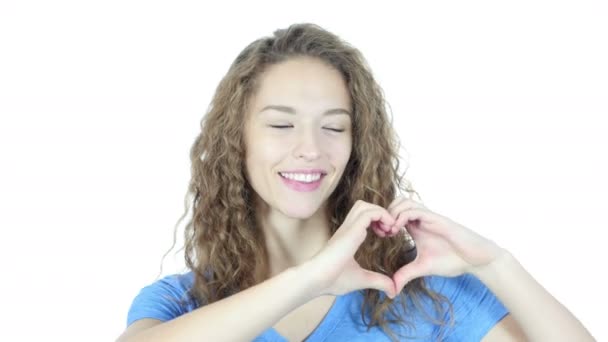 Signo del corazón hecho a mano por mujer joven, fondo blanco — Vídeos de Stock