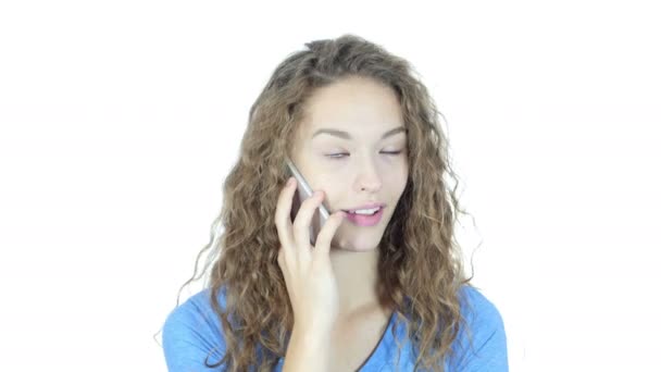 Mulher ocupada conversando no smartphone, fundo branco — Vídeo de Stock