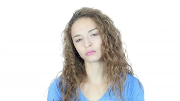 Dor no pescoço, mulher sofrendo de dor no pescoço, fundo branco — Vídeo de Stock
