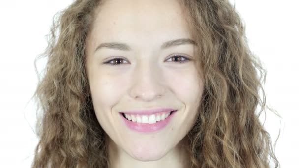 Крупним планом усміхнені обличчя молоду жінку, білим тлом — стокове відео