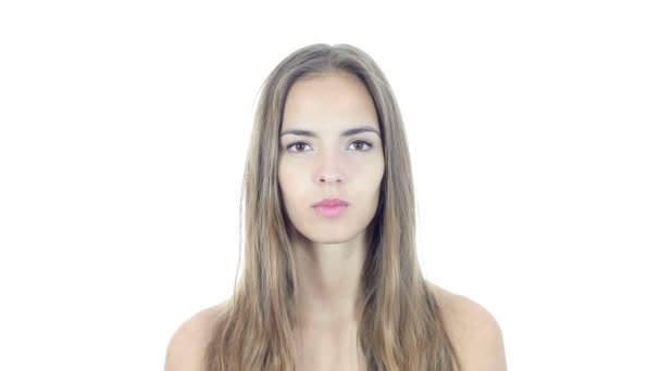 Portret van de jonge vrouw, witte achtergrond — Stockvideo