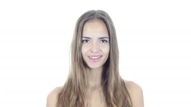 Retrato de sorrindo jovem mulher, fundo branco — Vídeo de Stock