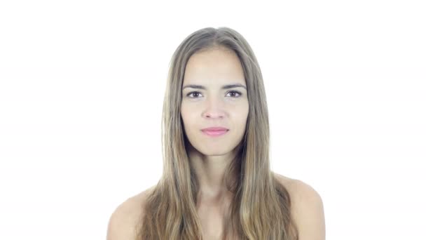 Erstaunt von der Überraschung, glückliche Frau auf weißem Hintergrund — Stockvideo