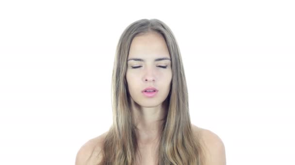 Woman wijzend tonen opzij, witte achtergrond — Stockvideo
