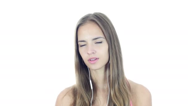 ヘッドフォンで音楽を聴く若い女性ダンス — ストック動画