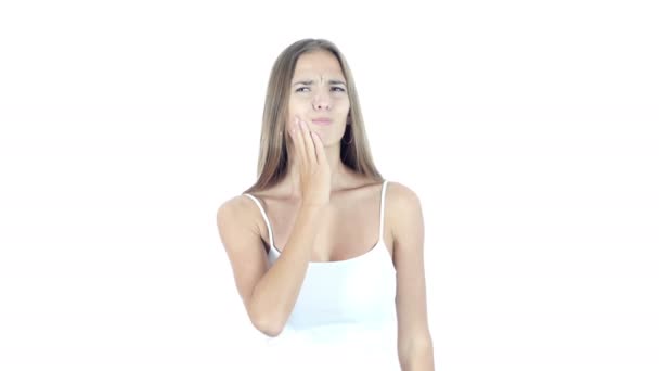 Zahnschmerzen, Frau leidet unter Zahnschmerzen, weißer Hintergrund — Stockvideo