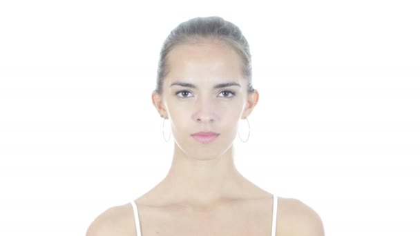 若い女性が、白い背景で不承諾 — ストック動画