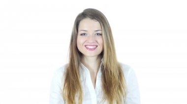 Gülümseyen kadın, beyaz arka plan portresi