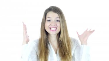 Sürpriz bir şekilde, beyaz arka plan üzerinde heyecanlı kadın hayran