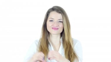 Genç kadın, el yapımı kalp işareti beyaz arka plan