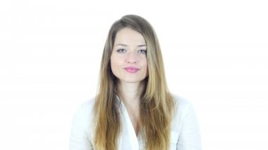 Genç güzel kadın, beyaz arka plan ile uçan öpücük