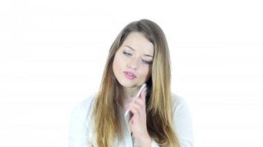 Kadın konuşmak Smartphone, beyaz arka plan üzerinde meşgul