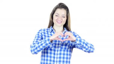 Genç kadın, el yapımı kalp işareti beyaz arka plan