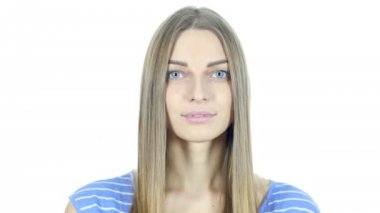 Kadın, gösterilen Hayır sallayarak parmak, beyaz arka plan tarafından inkar