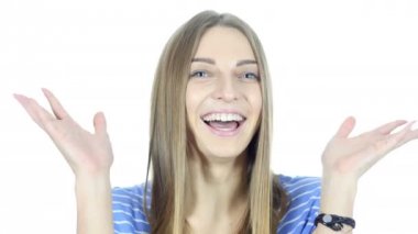 Güzel bir kadın, beyaz arka plan gülen portre