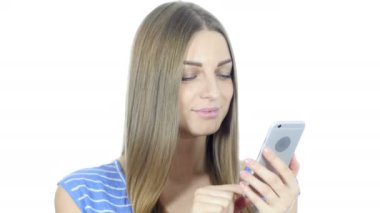 Smartphone için tarama, beyaz arka plan kullanarak pozitif kadın