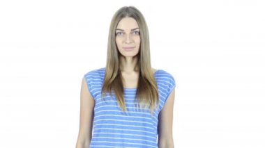 Sürpriz bir şekilde, beyaz arka plan üzerinde mutlu kadın hayran