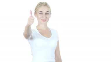 Başparmak yukarıya kendine güvenen kadın, beyaz arka plan