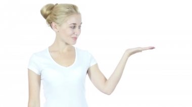 Ekran, Geture, beyaz arka plan üzerinde ürün sunan kadın