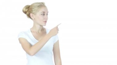 Kadın beyaz arka plan gösteren yönü bir yana, işaret