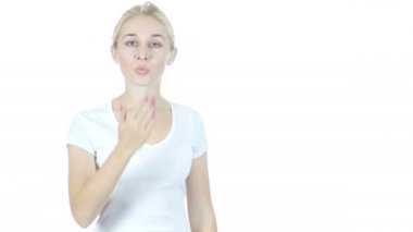 Genç güzel kadın, beyaz arka plan ile uçan öpücük