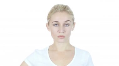 Başparmak aşağı güzel genç kadın, beyaz arka plan tarafından