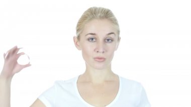 Genç kadın gösteren ok işareti, beyaz arka plan