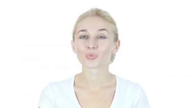 Genç güzel kadın, beyaz arka plan ile uçan öpücük