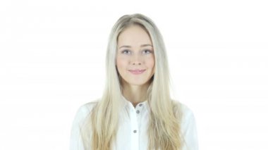 Genç kadın portre, beyaz arka plan gülümseyen