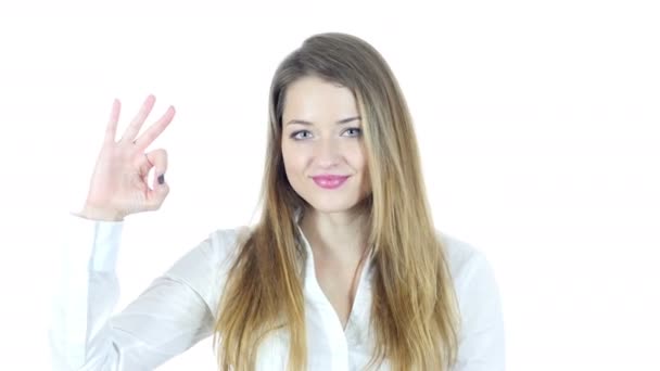 Femme montrant le signe correct, fond blanc — Video