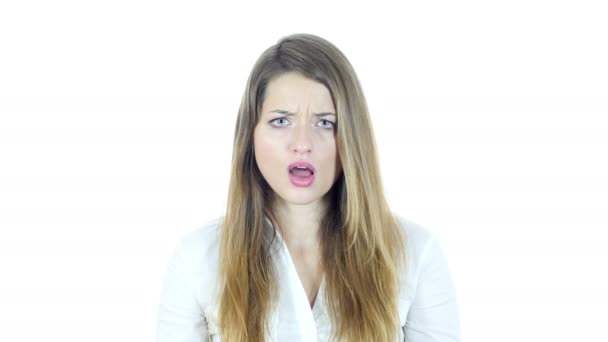 Шок, расстроенная женщина на белом фоне — стоковое видео