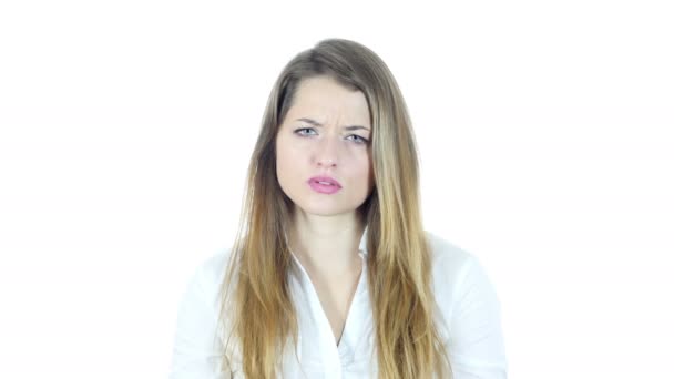 Gritando, Mujer joven enojada discutiendo,, Fondo Blanco — Vídeo de stock