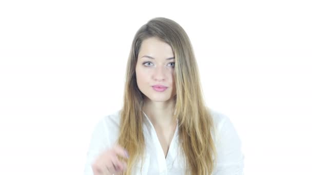 Femme pointant vers la caméra, fond blanc — Video