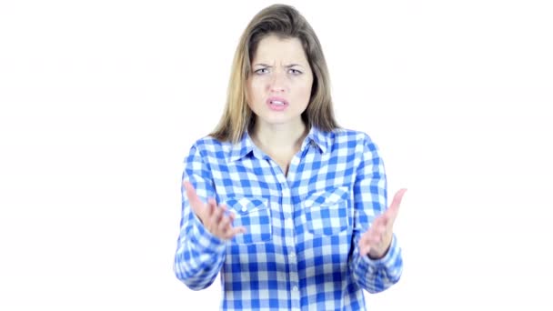 Crier, Jeune femme en colère se disputant vers la caméra, fond blanc — Video