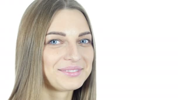 Blízko, Žena otáčení otočené ke kameře a s úsměvem — Stock video