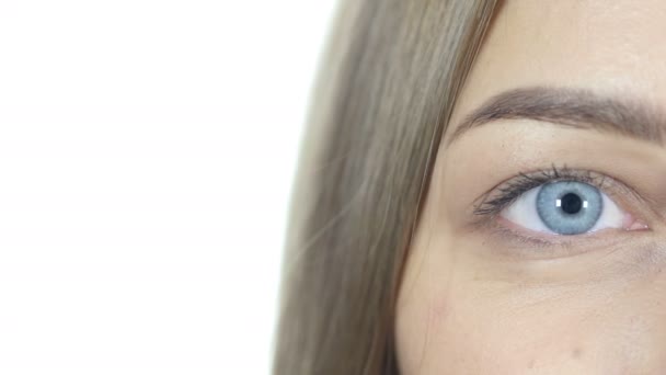 Close Up van knipperende ogen kijken Camera, witte achtergrond — Stockvideo