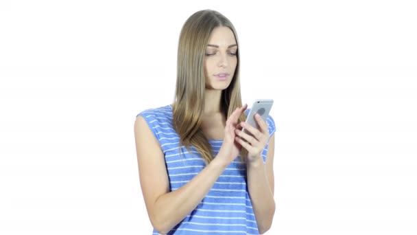 Mulher usando Smartphone, fundo branco — Vídeo de Stock