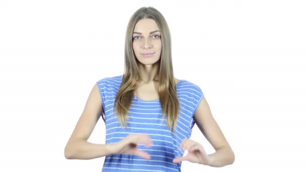 若い女性による手作りハート記号ホワイト バック グラウンド — ストック動画