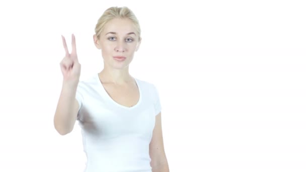 Mujer confiada mostrando signo de victoria, fondo blanco — Vídeos de Stock