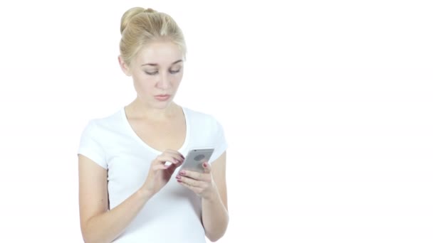 Smartphone için tarama, beyaz arka plan kullanarak pozitif kadın — Stok video